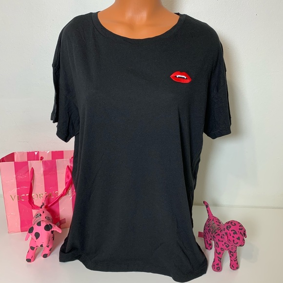 🚫SOLD🚫PINK VS VAMPIRE LIPS SHORT SLEEVE SHIRT - Picture 2 of 4